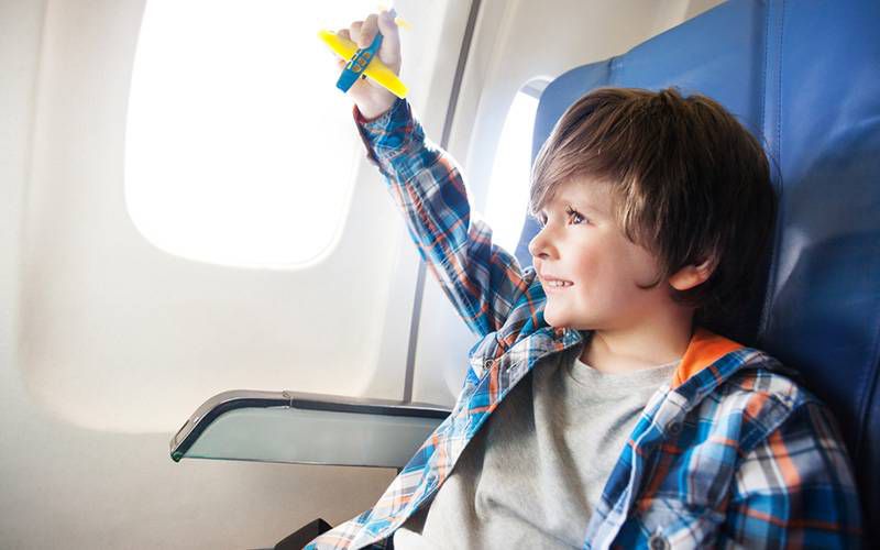 آیا کودکان به تنهایی اجازه سوار شدن به هواپیما را دارند؟